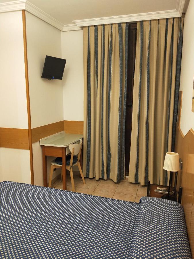 Hostal Maria Ronda Madrid Luaran gambar